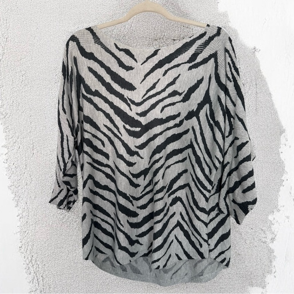 Chico’s Zebra Print Lightweight Sweater Back/Gray– Size 2